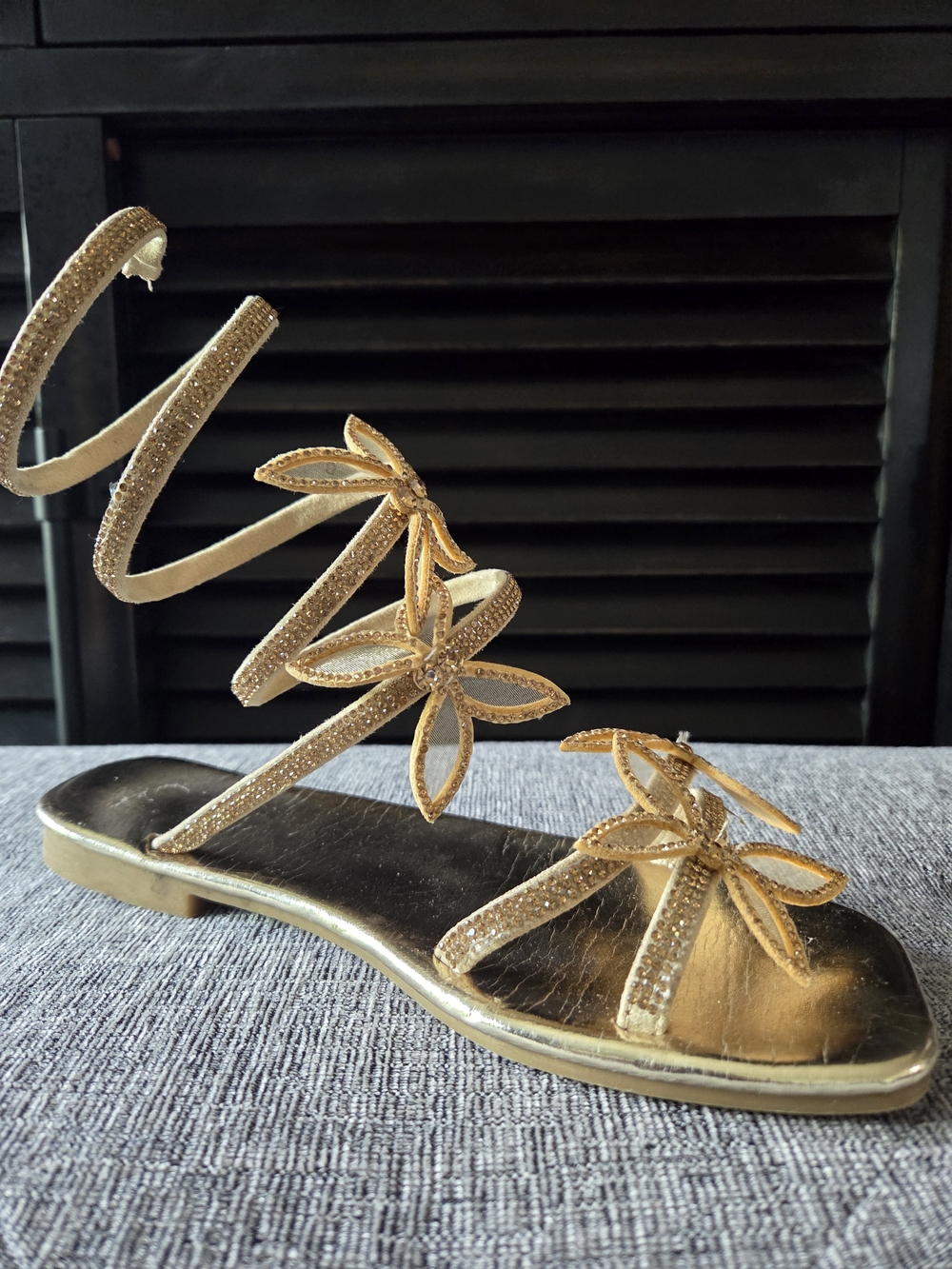 Yoki Womens Flat Metallic Gold Floral Strappy Sandals Size 7.5